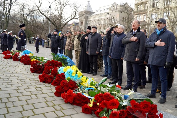 Возложение цветов и &quot;Ланцюг Єднання&quot;: в Одессе празднуют День Соборности фото 3