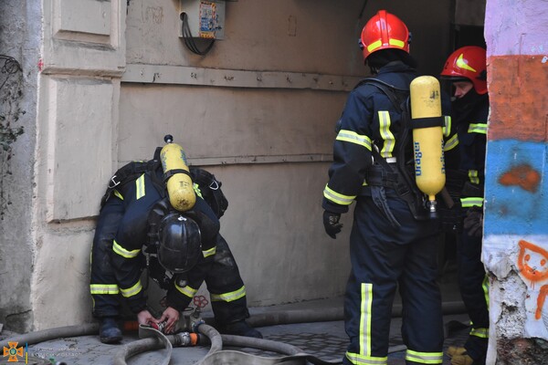 В центре Одессы из-за пожара серьезно пострадал мужчина (обновлено) фото 8
