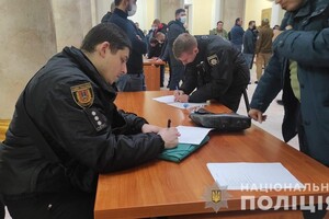 Нардеп устроил драку и бегал по столам в Одесском горсовете: пострадали трое (видео) фото 2