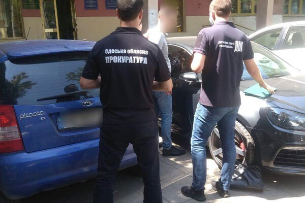 Требовали 1500 долларов от кафе: в Одессе попались на взятке два инспектора фото 1