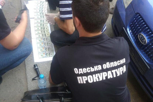 Требовали 1500 долларов от кафе: в Одессе попались на взятке два инспектора фото 2