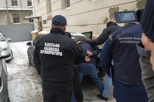 Главный инспектор одесской таможни попался на взятке в 2600 долларов фото 2