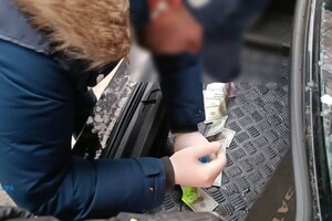 Главный инспектор одесской таможни попался на взятке в 2600 долларов фото 3