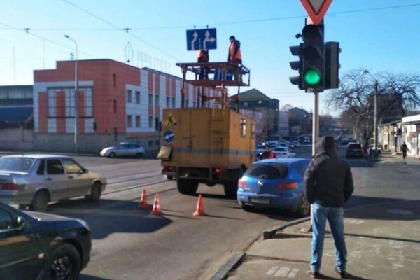 Коммунальщики рассказали где и какие дорожные знаки установили в Одессе фото 2