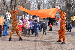 В Одесском зоопарке тигрице подарили праздничный торт: ей понравилась коробка (видео) фото 1