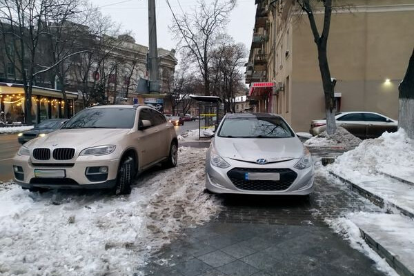 Автохамы в Одессе: свежая фотоподборка очень плохой парковки за неделю фото 4
