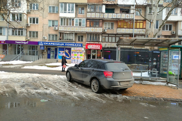 Автохамы в Одессе: свежая фотоподборка очень плохой парковки за неделю фото 5