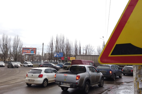 Новое турбокольцо на поселке Котовского в Одессе не спасло дорогу от ям фото