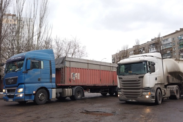 Новое турбокольцо на поселке Котовского в Одессе не спасло дорогу от ям фото 1