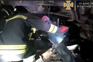 Под Одессой легковушка влетела в товарный поезд: водитель погиб (обновлено) фото