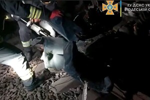 Под Одессой легковушка влетела в товарный поезд: водитель погиб (обновлено) фото 1
