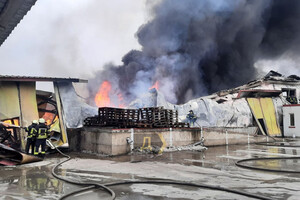 В Одессе на мебельном складе сильный пожар (видео, обновлено) фото 1