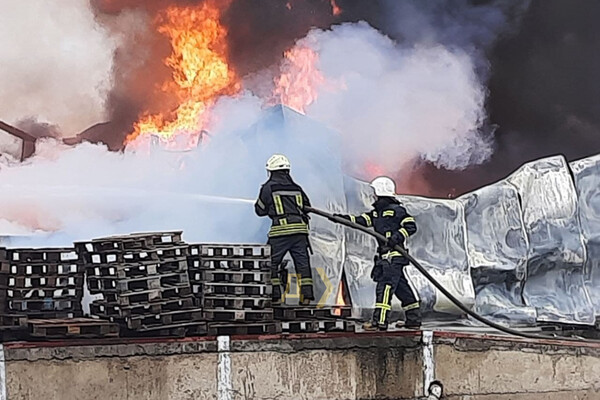 В Одессе на мебельном складе сильный пожар (видео, обновлено) фото 3