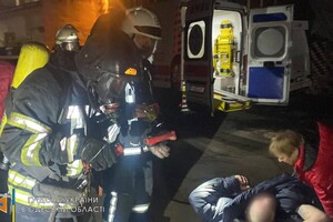 На Варненской тушили горящий цех: сильно пострадал мужчина фото 1