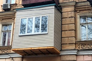 На памятнике архитектуры в Одессе появился балкон-скворечник из вагонки фото 1