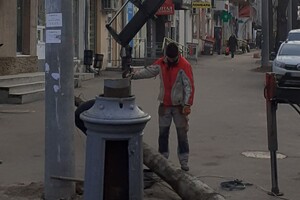 В центре Одессы коммунальщики спилили старинные столбы фото 1