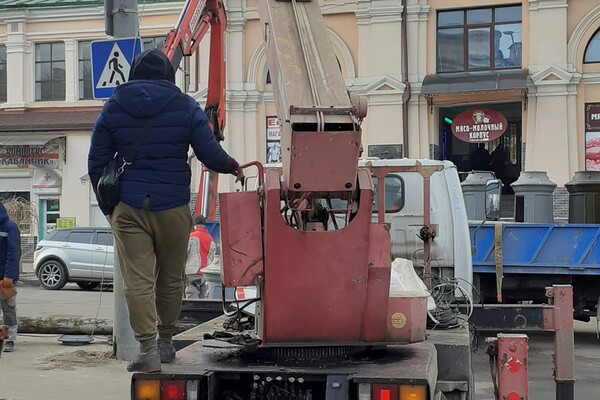 В центре Одессы коммунальщики спилили старинные столбы фото 3