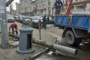 В центре Одессы коммунальщики спилили старинные столбы фото