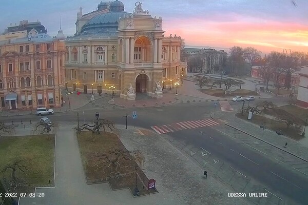 Сьогодні в Одесі спостерігали дивовижний світанок, але за годину пішов сніг фото 4