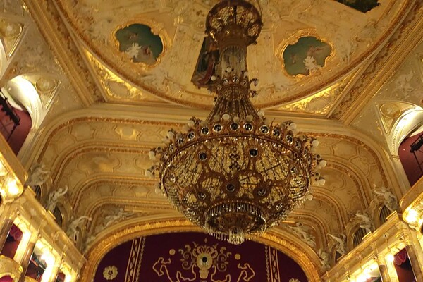 В Одесском оперном театре сняли люстру фото