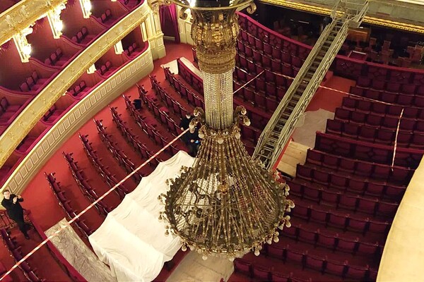 В Одесском оперном театре сняли люстру фото 2