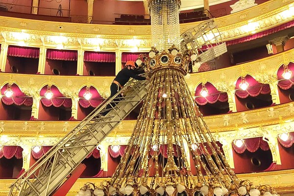В Одесском оперном театре сняли люстру фото 3