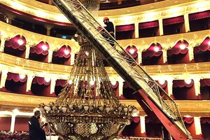 В Одеському оперному театрі зняли люстру фото 4