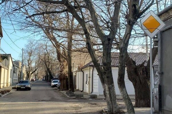 В Одесі впроваджують нові схеми руху та встановлюють дорожні знаки фото 1