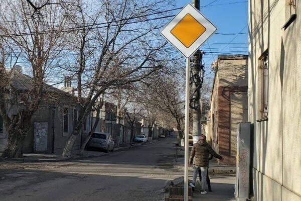 В Одессе внедряют новые схемы движения и устанавливают дорожные знаки фото 5