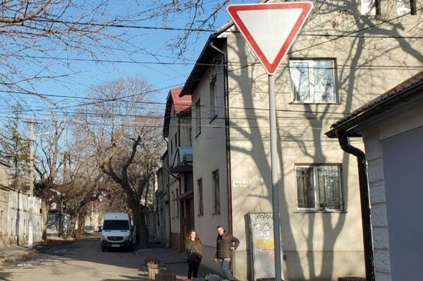 В Одессе внедряют новые схемы движения и устанавливают дорожные знаки фото 6