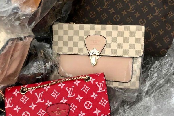 Нелегальные Gucci и Prada: иностранец пытался ввезти в Одессу &quot;брендовые&quot; сумки фото 2