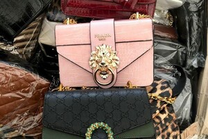 Нелегальні Gucci та Prada: іноземець намагався ввезти до Одеси &quot;брендові&quot; сумки фото 3