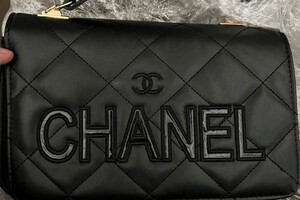 Нелегальні Gucci та Prada: іноземець намагався ввезти до Одеси &quot;брендові&quot; сумки фото 4