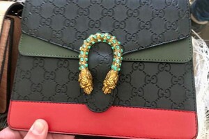 Нелегальні Gucci та Prada: іноземець намагався ввезти до Одеси &quot;брендові&quot; сумки фото 10
