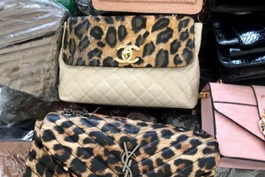 Нелегальные Gucci и Prada: иностранец пытался ввезти в Одессу &quot;брендовые&quot; сумки фото 11