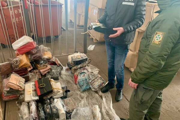 Нелегальные Gucci и Prada: иностранец пытался ввезти в Одессу &quot;брендовые&quot; сумки фото 7