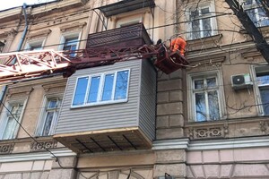 В Одессе убрали вагонку с балкона, который уродовал памятник архитектуры фото