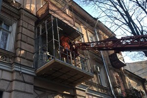 В Одесі прибрали вагонку з балкона, який спотворював пам'ятник архітектури фото 1