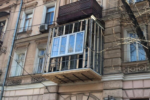 В Одессе убрали вагонку с балкона, который уродовал памятник архитектуры фото 3