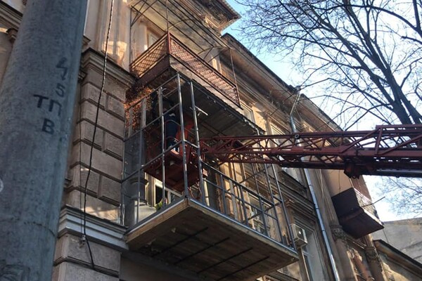 В Одессе убрали вагонку с балкона, который уродовал памятник архитектуры фото 4