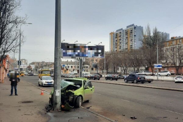 Не справился с управлением: в Одессе автомобиль влетел в столб (видео) фото