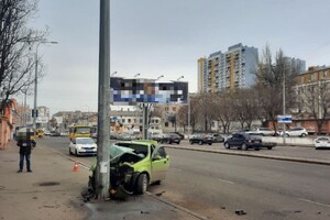 Не справился с управлением: в Одессе автомобиль влетел в столб (видео) фото