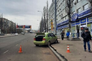 Не справился с управлением: в Одессе автомобиль влетел в столб (видео) фото 1