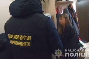В Одессе задержали 20-летнюю наркодилершу, которая торговала на улице фото