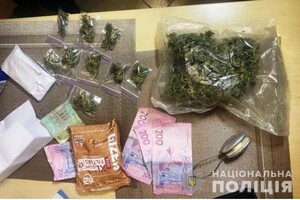В Одесі затримали 20-річну наркодилерку, яка торгувала на вулиці фото 2