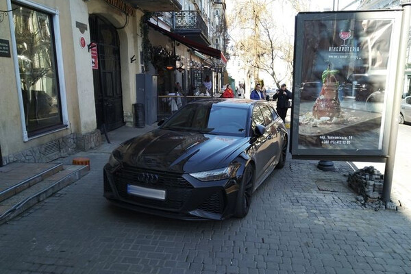 Автохамы в Одессе: свежая фотоподборка очень плохой парковки за неделю фото 2