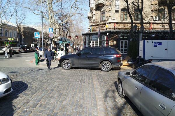 Автохами в Одесі: свіжа фотопідбірка дуже поганого паркування за тиждень фото 4