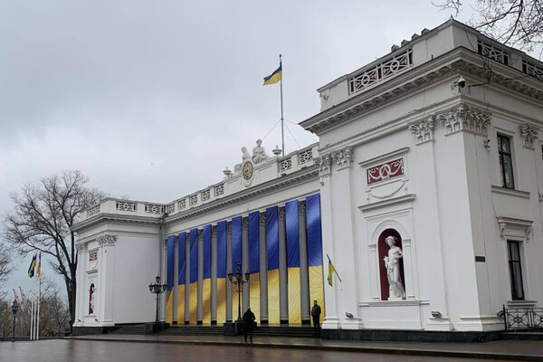 С огромными флагами и гимном: в Одессе празднуют День единения  фото 2