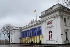З величезними прапорами та гімном: в Одесі святкують День єднання фото 2