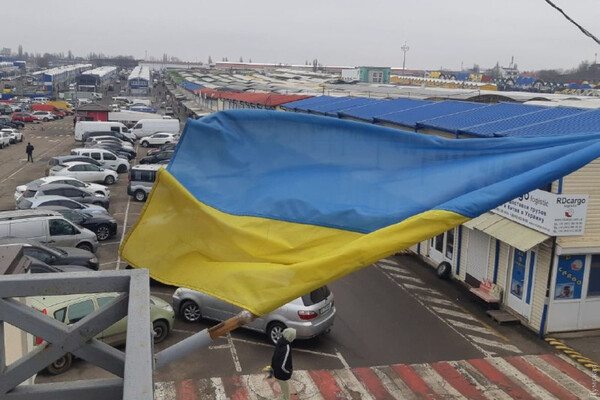 С огромными флагами и гимном: в Одессе празднуют День единения  фото 4